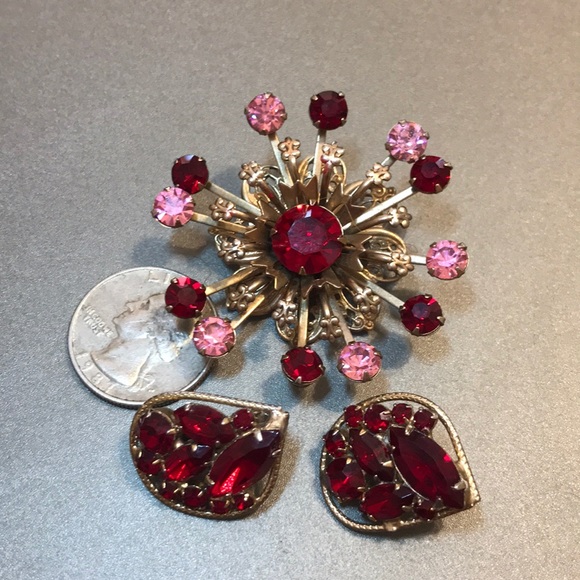 Jewelry - ✨3/$5 Vintage Brooch and Earrings